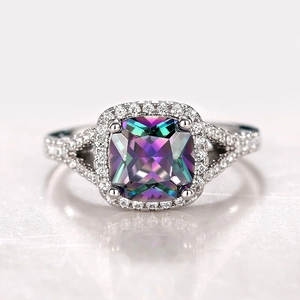 Macro-opname van een zilveren ring met regenboog edelsteen en glanzende halo-zetting