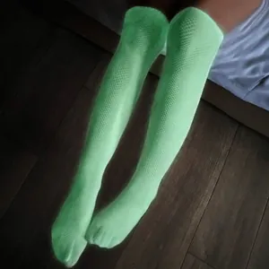 Bas résille vert fluo grande taille pour femmes de plus de 90 kg au design extensible