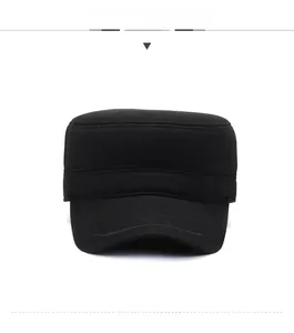 Vue de face d'une casquette militaire noire à sommet plat avec un petit bouton en métal