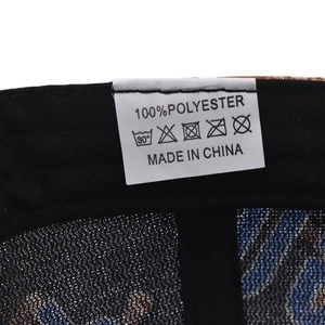 Détail de l'étiquette de lavage 100% polyester et maille respirante sur la casquette