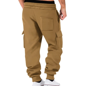 Vista trasera de pantalones cargo de forro polar caqui para hombre con bolsillos grandes