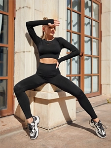 Détail du haut court noir sans couture avec maille et legging de sport à taille haute