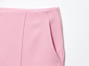 Dettagli della vita e delle cuciture delle tasche sul set con pantaloni rosa e gilet