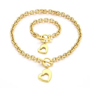 Set collana e bracciale in acciaio dorato con ciondolo a cuore e chiusura a T