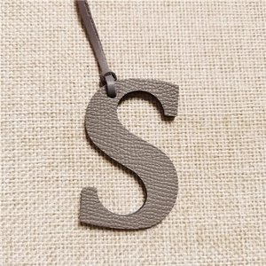 Graues Leder Buchstabe S Taschenanhänger Auto Hänger, stilvolles Initialen Accessoire.