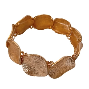 Bracciale minimalista in metallo dorato con maglie a foglia testurizzate e finitura opaca
