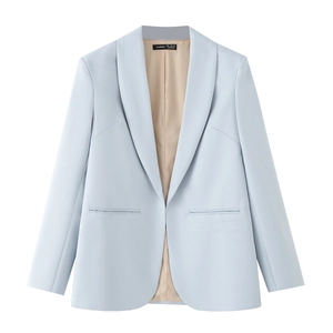 Détail du blazer bleu clair avec col châle, tissu de qualité supérieure et doublure douce