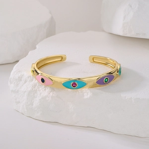 Brazalete abierto bohemio chapado en oro con ojos de esmalte de colores y circón