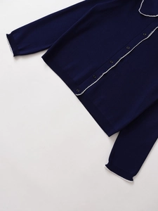 Details des dunkelblauen Strickcardigans mit weißen Wellenkanten und Knöpfen