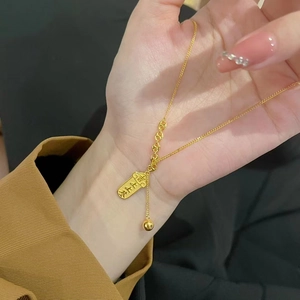Halskette aus Titanstahl in Gold mit rechteckigem Anhänger und kleiner Goldperle