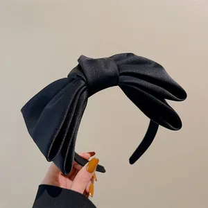 Detailansicht des mehrlagigen schwarzen Satin-Haarreifs mit hochwertiger Seidentextur