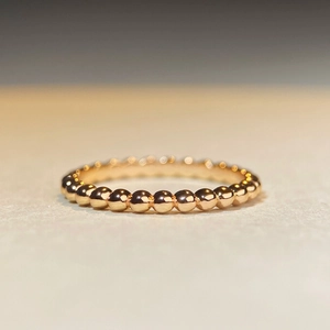 Nahaufnahme der roségoldenen Perlenring-Details mit poliertem 925er Sterlingsilber-Muster