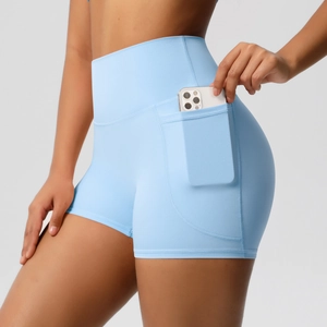Gros plan sur un short de yoga taille haute avec poche latérale pour téléphone en bleu clair