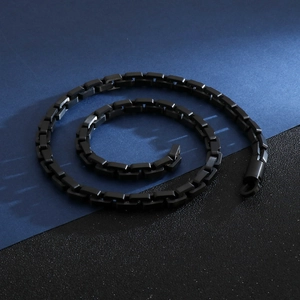 Detail einer schwarzen Edelstahl-Boxkette für Herren mit minimalistischer Gliedstruktur