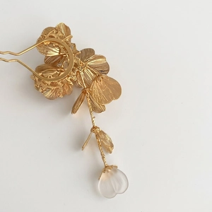 Épingle à cheveux fleur en métal doré avec pétales superposés et long pompon élégant