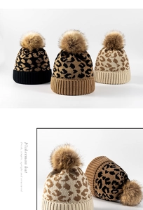 Vue détaillée de bonnets en maille léopard avec pompons en fourrure en trois coloris