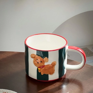 Handbemalte Keramiktasse mit Hundemotiv, schwarz-weißen Streifen und rotem Rand