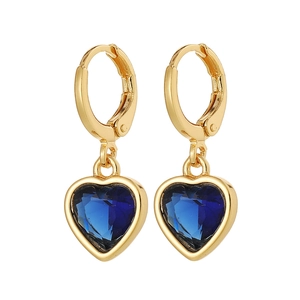 Détail des boucles d'oreilles créoles cœur dorées avec cristaux bleu marine facettés
