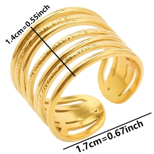 Vue détaillée d'une bague multicouche en acier doré de 1,4 cm de large avec anneau ajustable