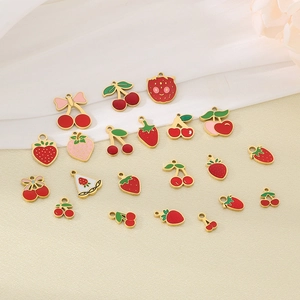Ciondoli smaltati a fragola e ciliegia placcati in oro con dettagli di fiocchi eleganti