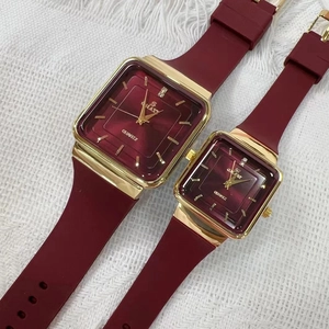 Dettaglio degli orologi GALAXY dorati con cinturini in silicone bordeaux su tessuto