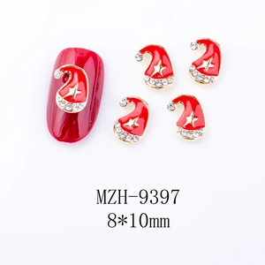 Detailansicht eines Schneemann-Nagelcharms mit weißen Strasssteinen für Weihnachten DIY