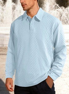 Primo piano di una polo celeste con tessuto jacquard testurizzato e bottoni frontali