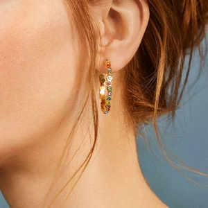 Élégantes créoles plaquées or 18k avec cristaux colorés vues de profil