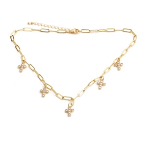 Collier doré avec pendentifs cœur, croix et étoile en zircon sur un fond blanc épuré