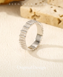 Gros plan d'une bague en argent 925 avec pierres étagées sur un support en pierre