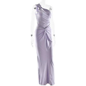 Détails de l'épaule nouée et de la taille plissée sur une robe violette moulante