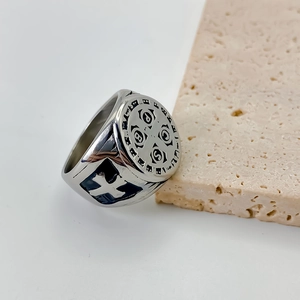 Gros plan sur une bague de protection Saint-Benoît en acier inoxydable pour hommes