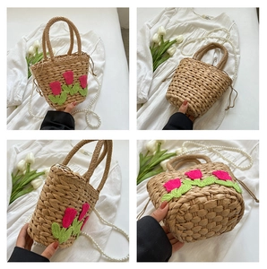 Detailansichten der handgefertigten Strohtasche mit rosa Häkeltulpen und Kordelzugverschluss