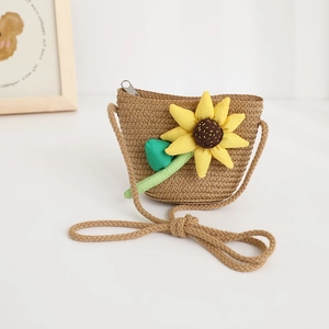 Detail of child straw crossbody bag featuring yellow sunflower and zip closure
