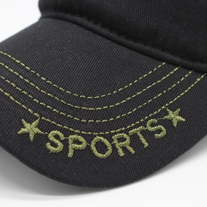Dettaglio del ricamo SPORTS verde oliva e delle cuciture su un cappellino in cotone nero