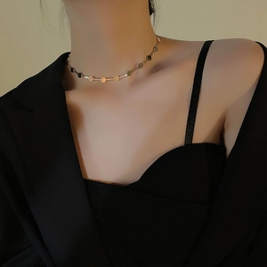 Detaillierte Nahaufnahme einer minimalistischen goldenen Choker-Kette mit runden Scheiben