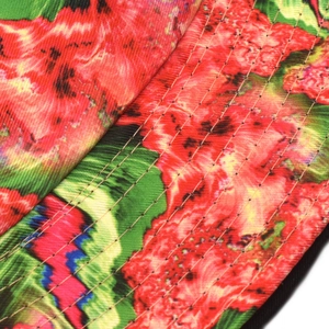 Gros plan du chapeau bob avec motif floral rouge et détails de coutures matelassées