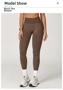 Detail der nahtlosen High-Waist-Yogahose in Birch Tea Brown mit weicher Matt-Textur