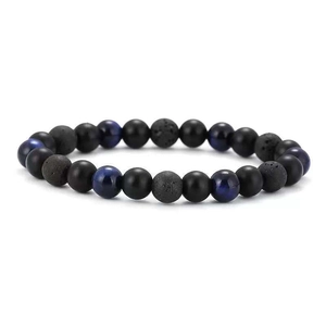 Detailansicht der Perlen mit blauem Tigerauge, mattem Onyx und schwarzen Lavastein-Perlen