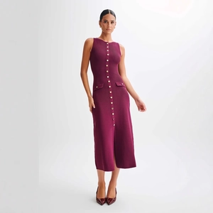 Vue détaillée du boutonnage simple et de la texture en maille verticale de la robe