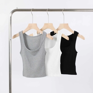 Drei bauchfreie U-Ausschnitt Tanktops in Grau Weiß und Schwarz aus Rippstrick Baumwolle