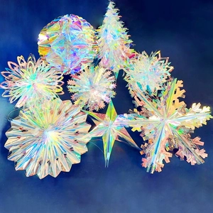 Holografische PVC Weihnachtsdeko in Schneeflocken- und Sternform auf blauem Grund