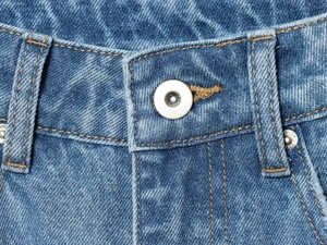 Detailansicht der High-Waist Balloon Jeans mit Kontrastnähten und silbernem Metallknopf