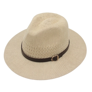 Klassischer cremefarbener Strohhut im Fedora-Stil mit schmalem braunem Lederband Dekor