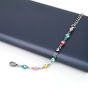 Gros plan bracelet bébé mauvais œil en émail multicolore avec fermoir mousqueton réglable