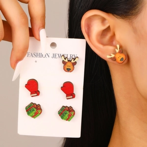 Details des Weihnachts-Ohrring-Sets mit Rentier, Handschuh und Geschenkbox-Motiven