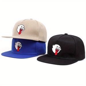 Detail der Boo Geist Stickerei auf Streetwear Snapback Caps in Khaki, Blau und Schwarz