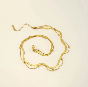 Detailansicht der zweilagigen Goldkette mit Schlangenkette und Perlenstrang Design