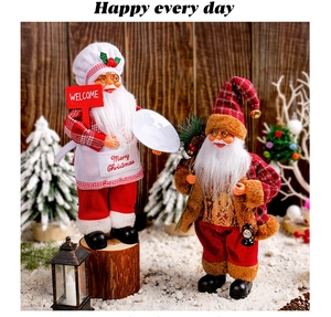 Dettaglio delle statuette di Babbo Natale in piedi con scritte Buon Natale e Benvenuto