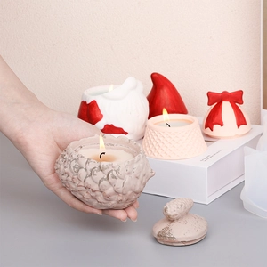 Ensemble de bougies de Noël avec contenants en forme de Père Noël et pomme de pin